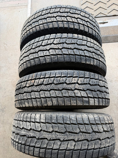 4 pneus d hiver 215/70r16 toyo a l etat neuf