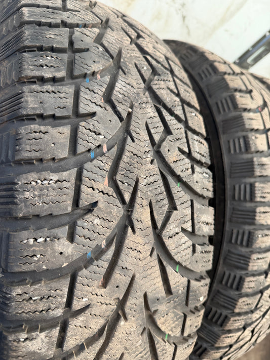 4 pneus d hiver 215/70r16 toyo en tres bon etat