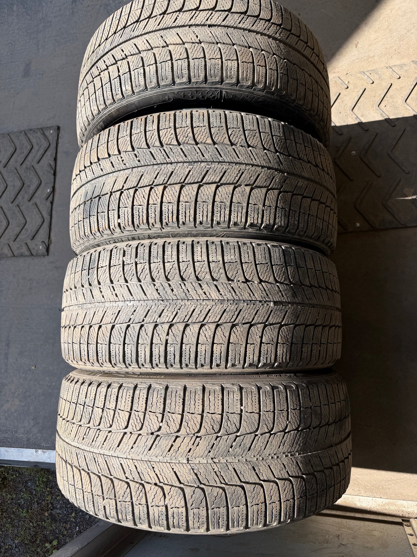 4 pneus d hiver 225/45r17 michelin en bon état