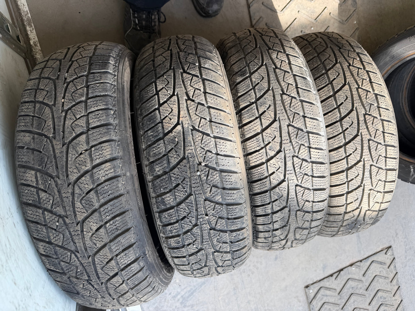 4 pneus d hiver 185/60r15 sailum en tres bon état