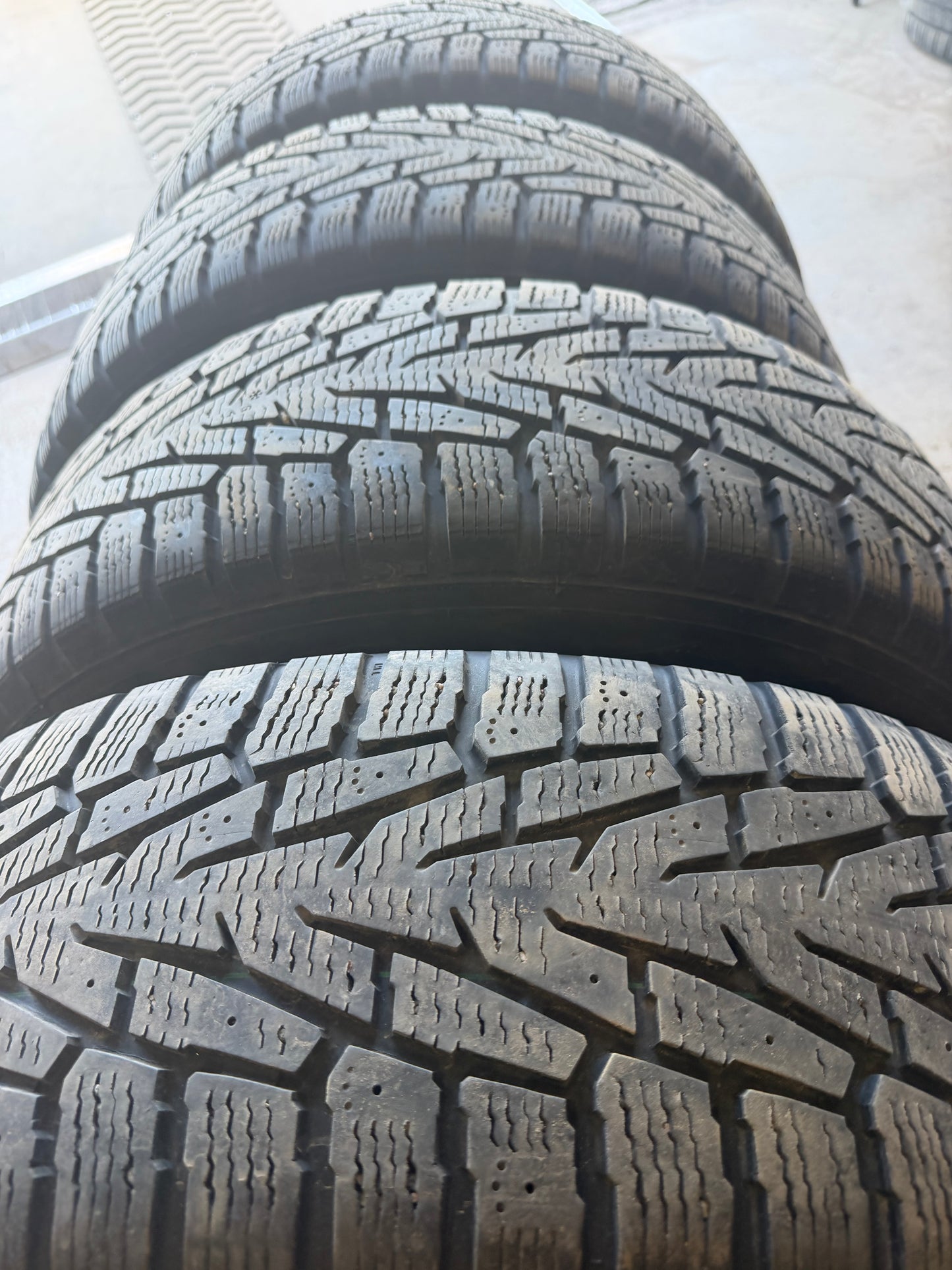 4 pneus d hiver 235/65r17 nokian en tres bon etat