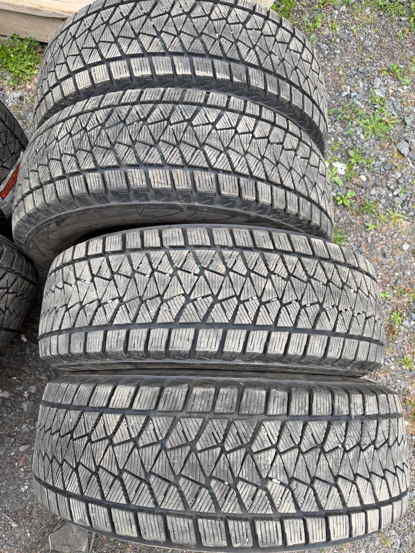 4 pneus d hiver 225/65r17 Bridgestone a l état neuf