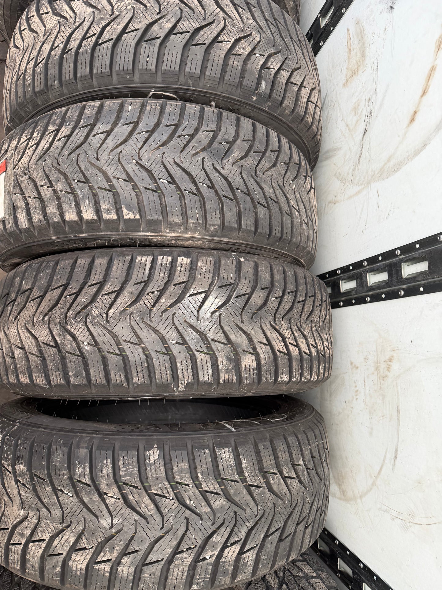 4 pneus d hiver 225/55r18 kumho a l etat neuf