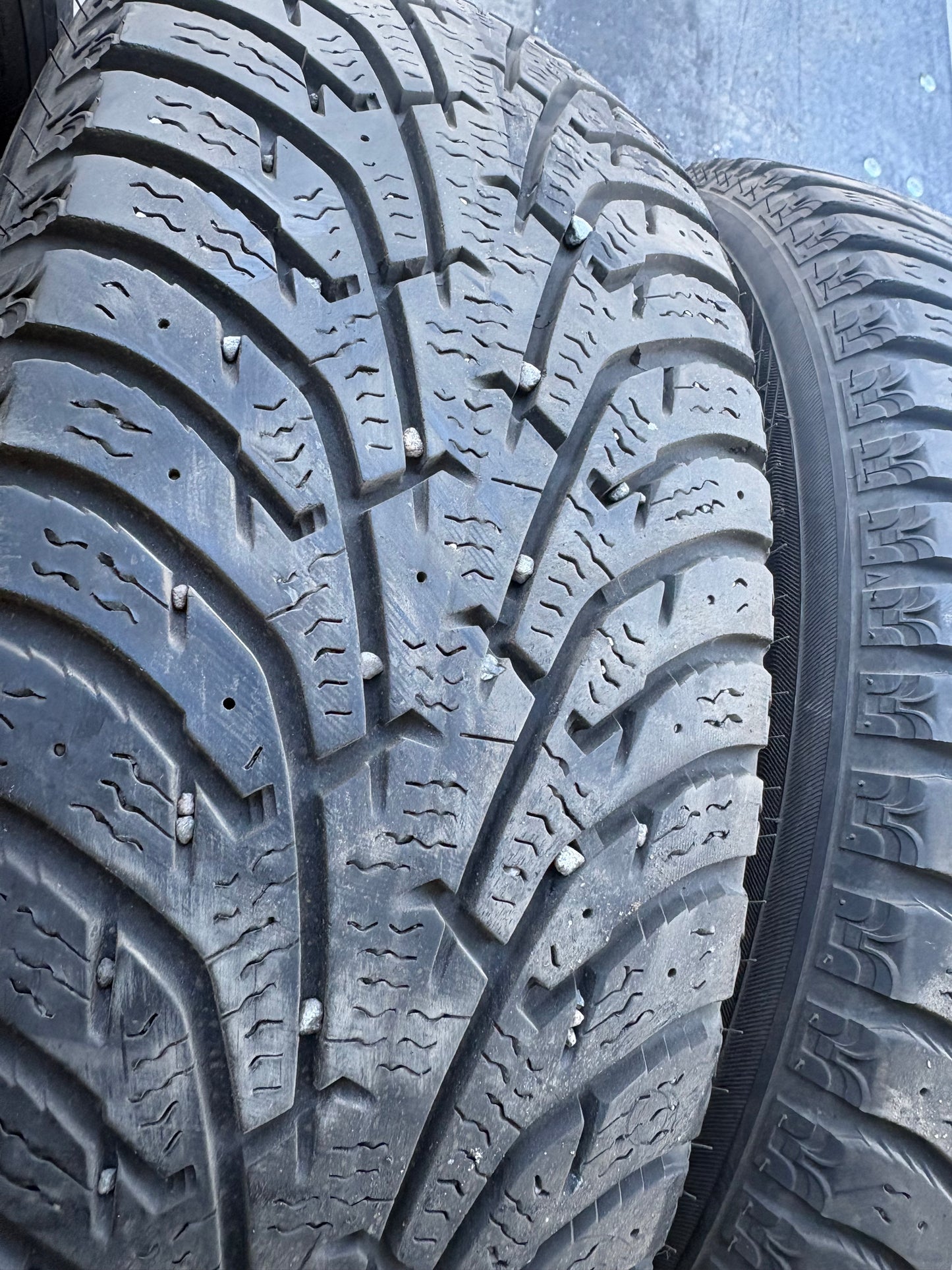 2 pneus d hiver 195/65r15 maxxis en bon état