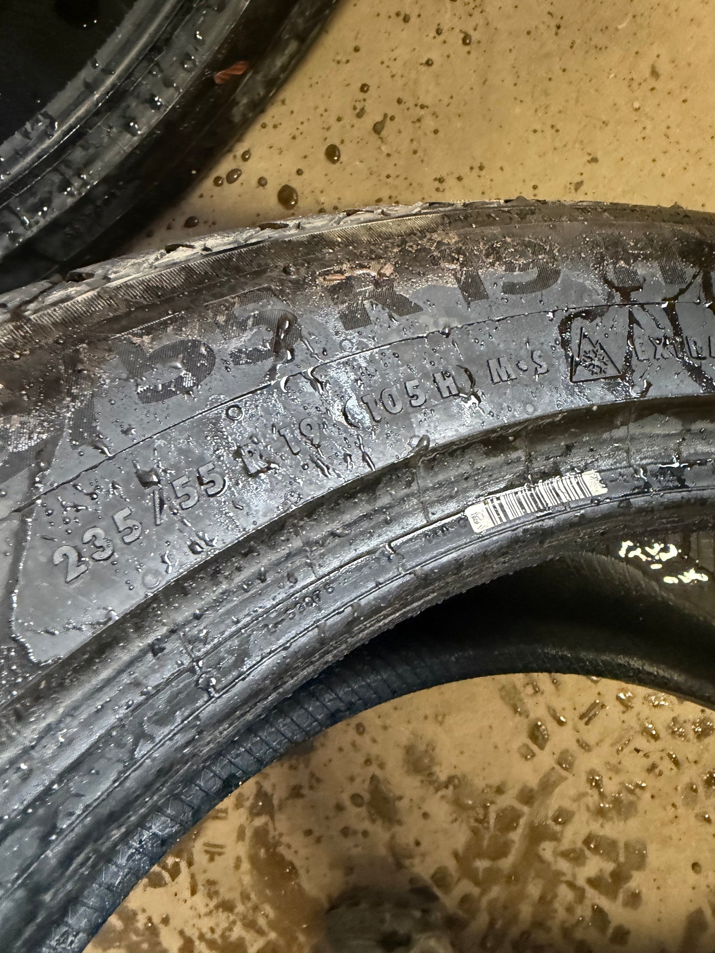4 pneus d hiver 235/55r19 continental en tres bon etat