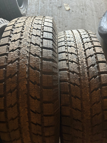2 pneus d hiver 205/75r15 toyo a l etat neuf