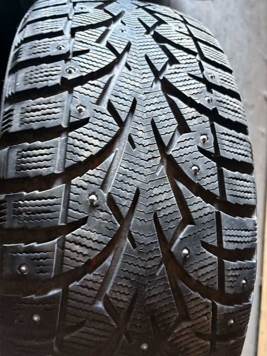 2 pneus d hiver 215/55r17 toyo a clou en bon etat