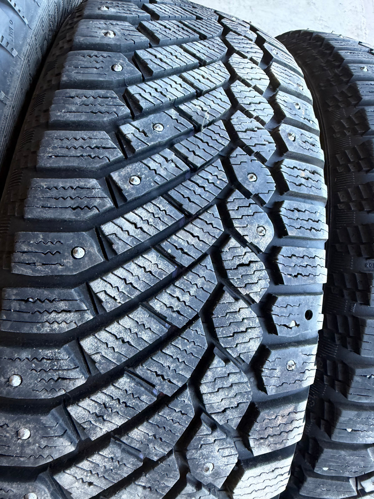 4 pneus d hiver 205/65r15 gislaved a clous en bon état