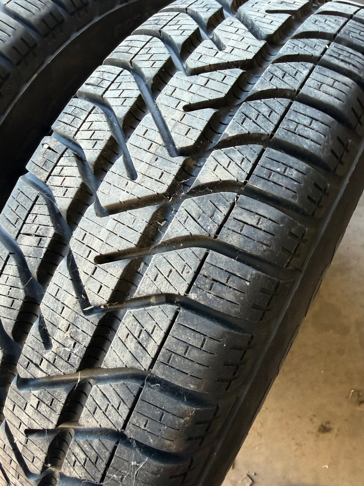 4 pneus d hiver 175/65r15 pirelli en bon état