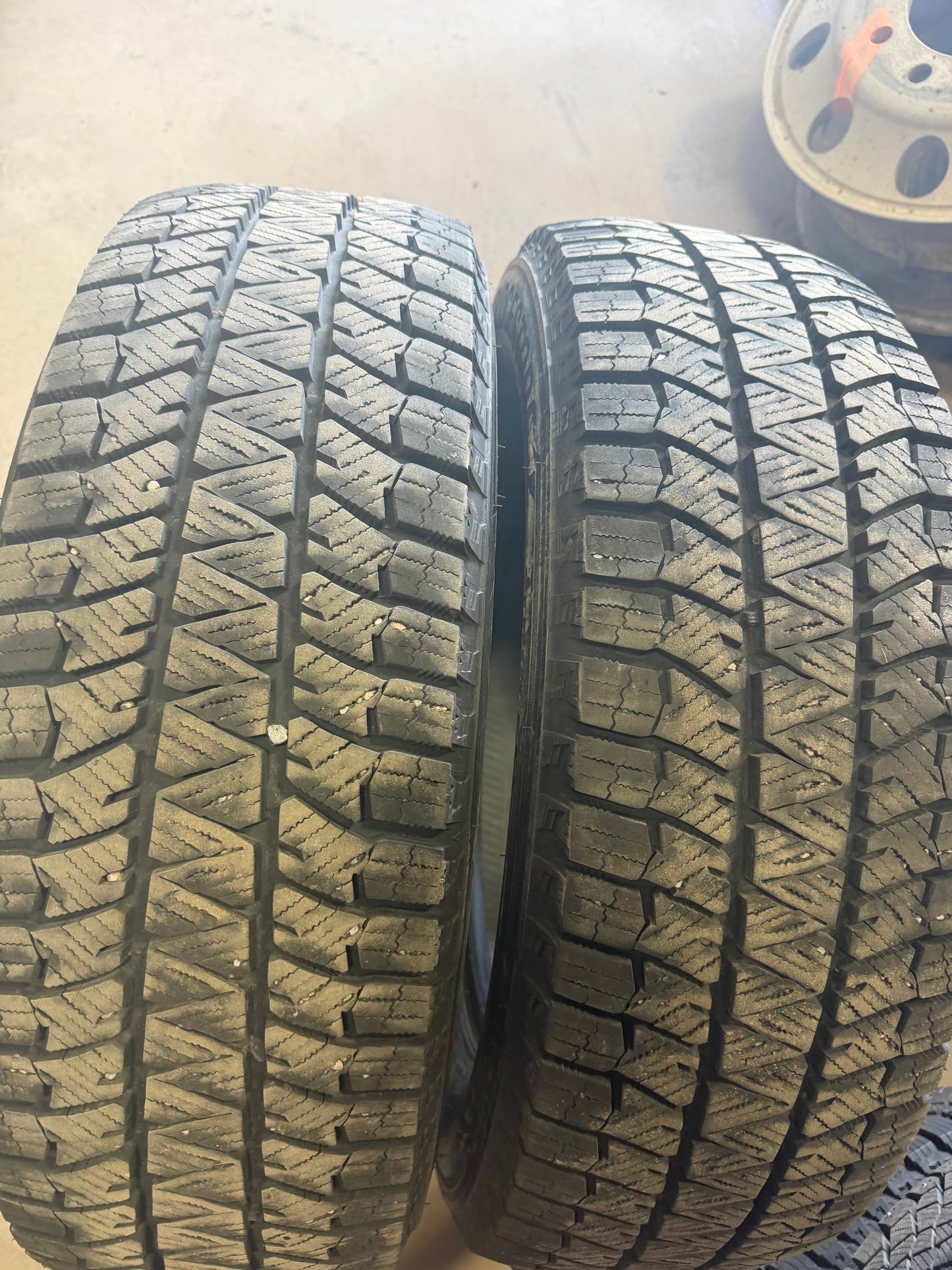 2 pneus d hiver 215/65r17 Bridgestone a l état neuf