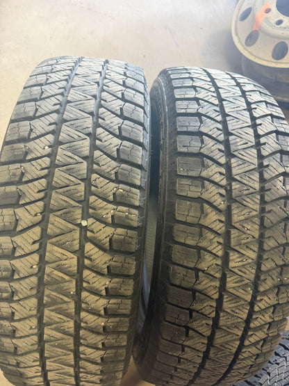 2 pneus d hiver 215/65r17 Bridgestone a l état neuf