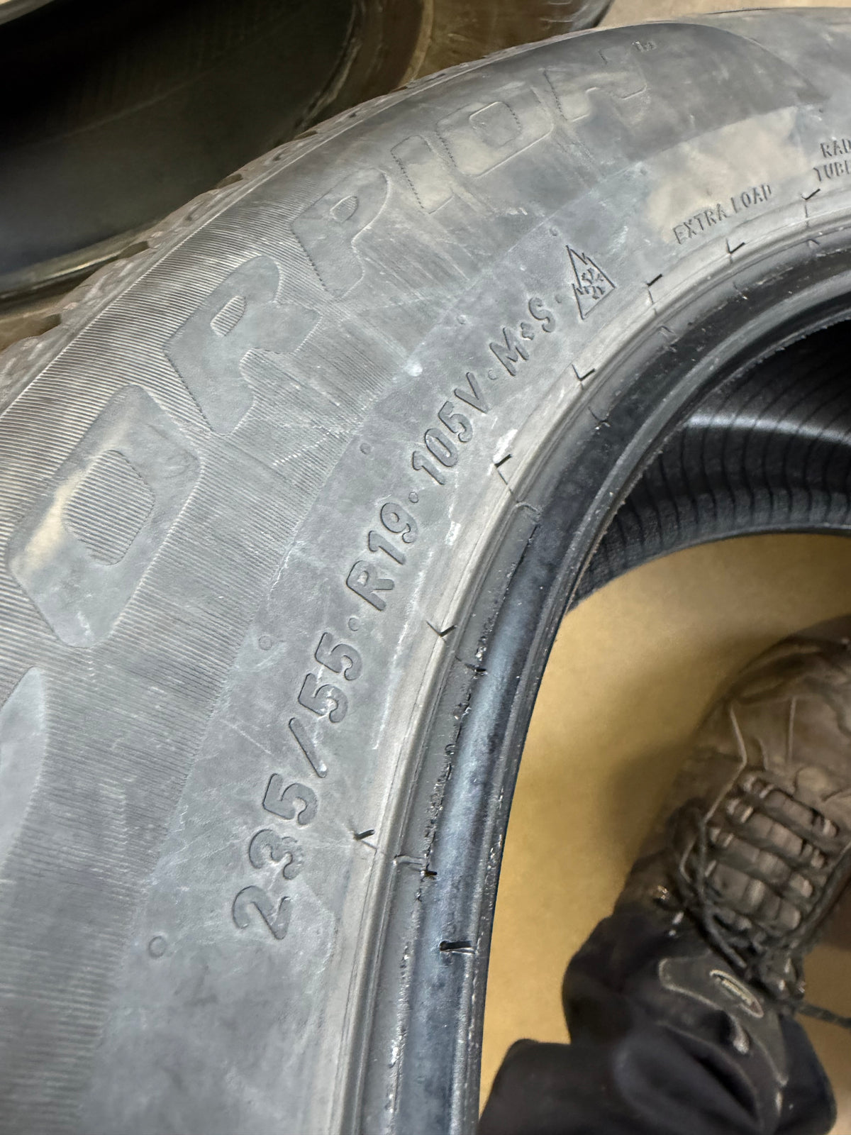 2 pneus 4 saisons 235/55r19 pirelli en bon état