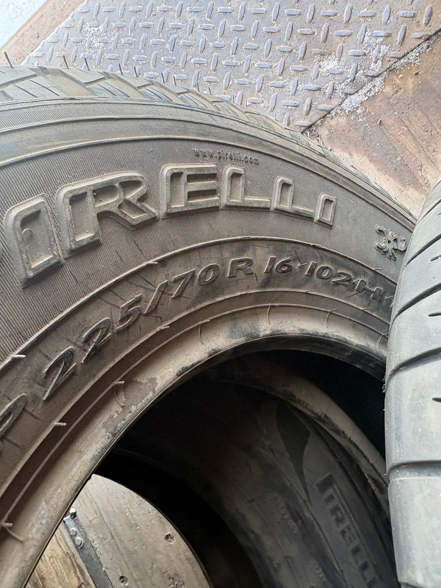 2 pneus d été neufs  225/70r16 pirelli en liquidation
