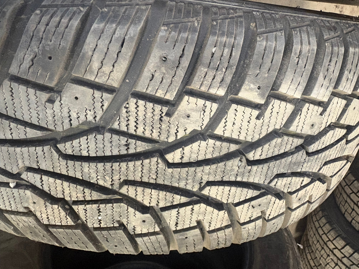 2 pneus d hiver 225/55r17 uniroyal a l état neuf