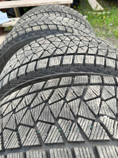 4 pneus d hiver 225/65r17 Bridgestone a l état neuf