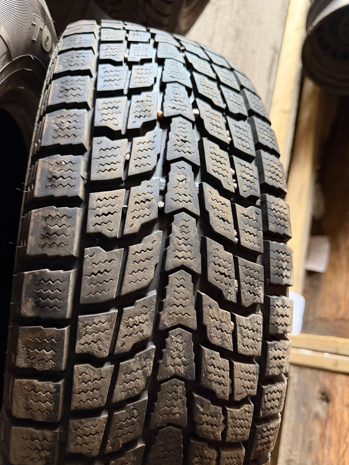 1 pneu d hiver 205/70r16 dunlop en bon état