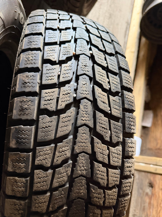 1 pneu d hiver 205/70r16 dunlop en bon état