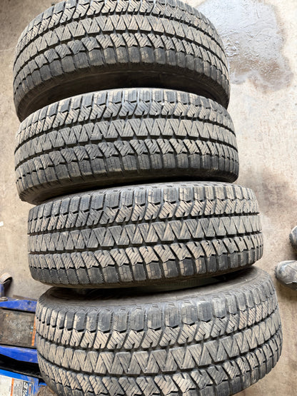 4 pneus d hiver 225/65r17 bridgestone en tres bon état