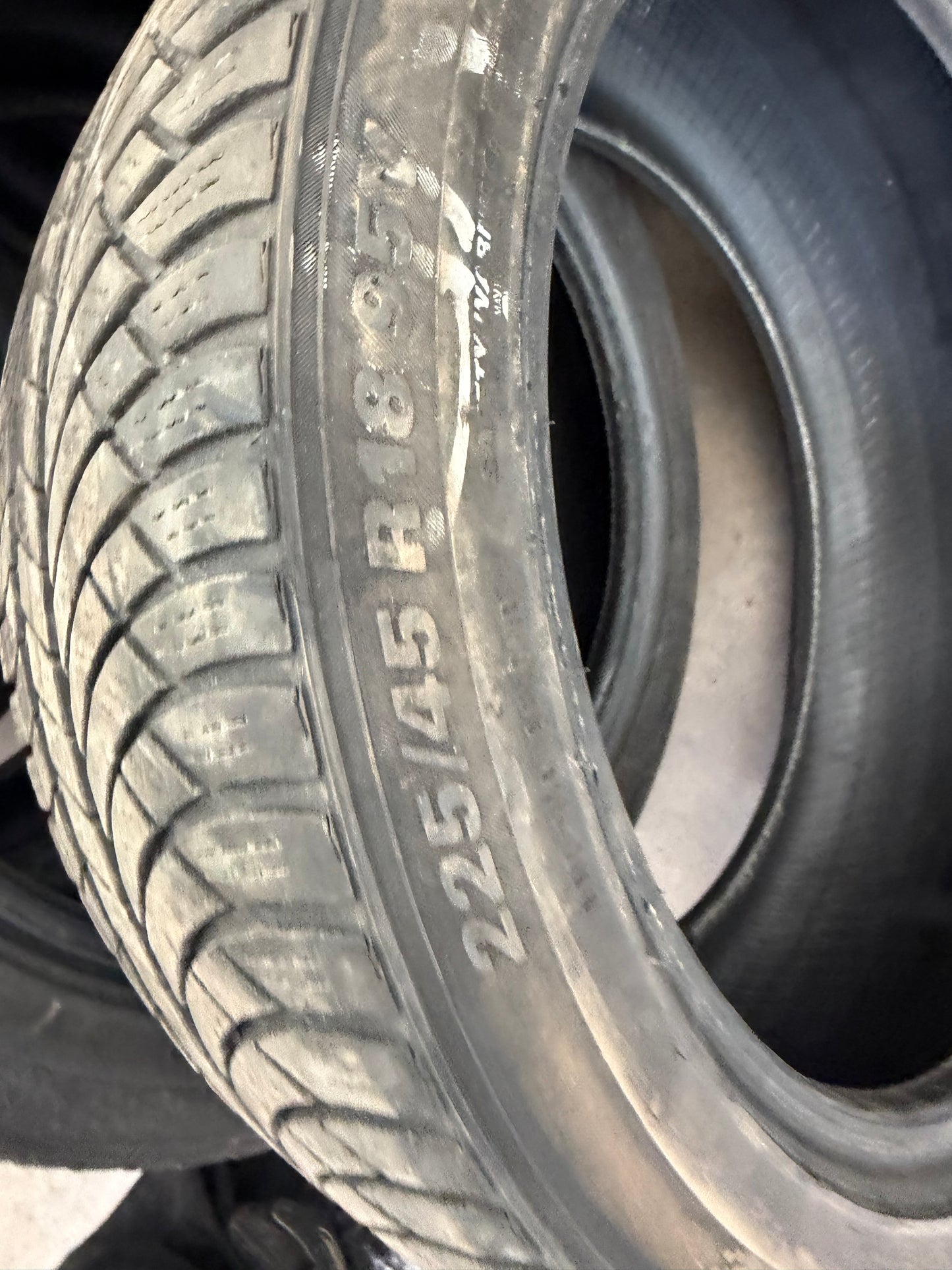4 pneus d hiver 225/45r18 kumho en tres bon état