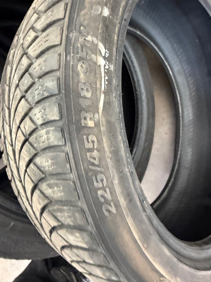 4 pneus d hiver 225/45r18 kumho en tres bon état