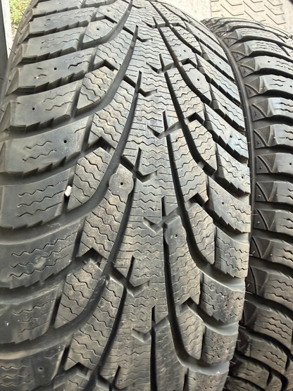 4 pneus d hiver 215/60r17 maxxis en tres bon état