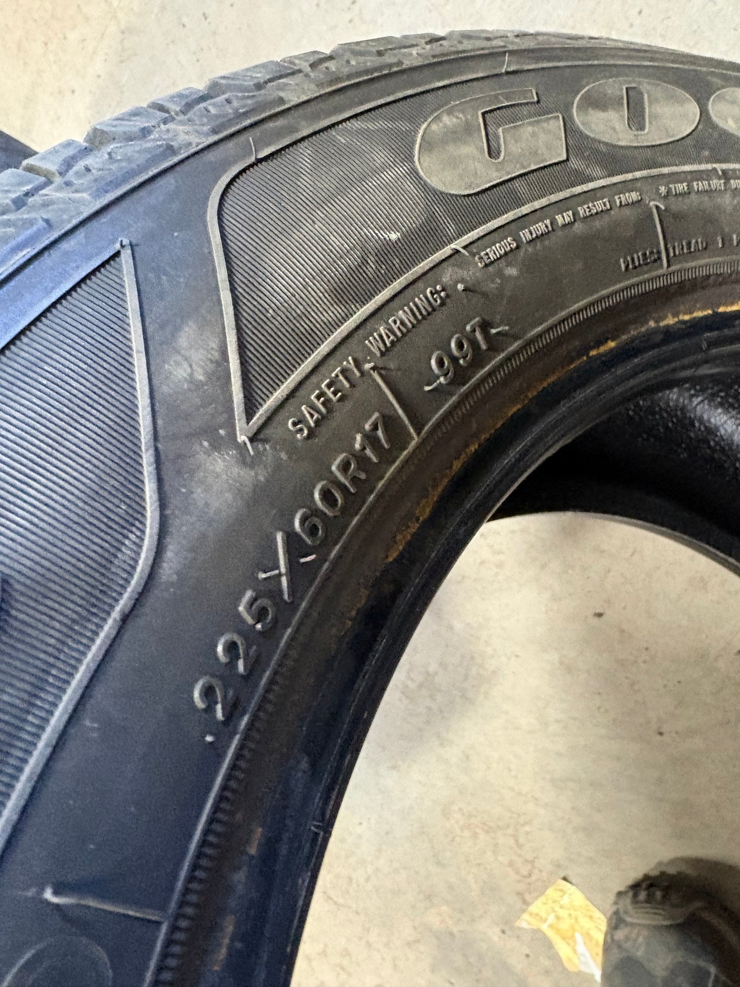 4 pneus d hiver 225/60r17 good year en tres bon état
