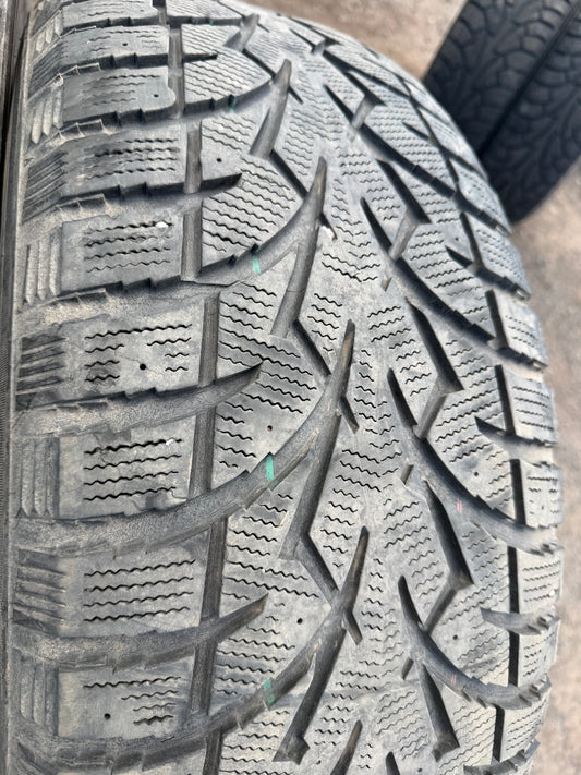 4 pneus d hiver 275/60r20 toyo en bon etat