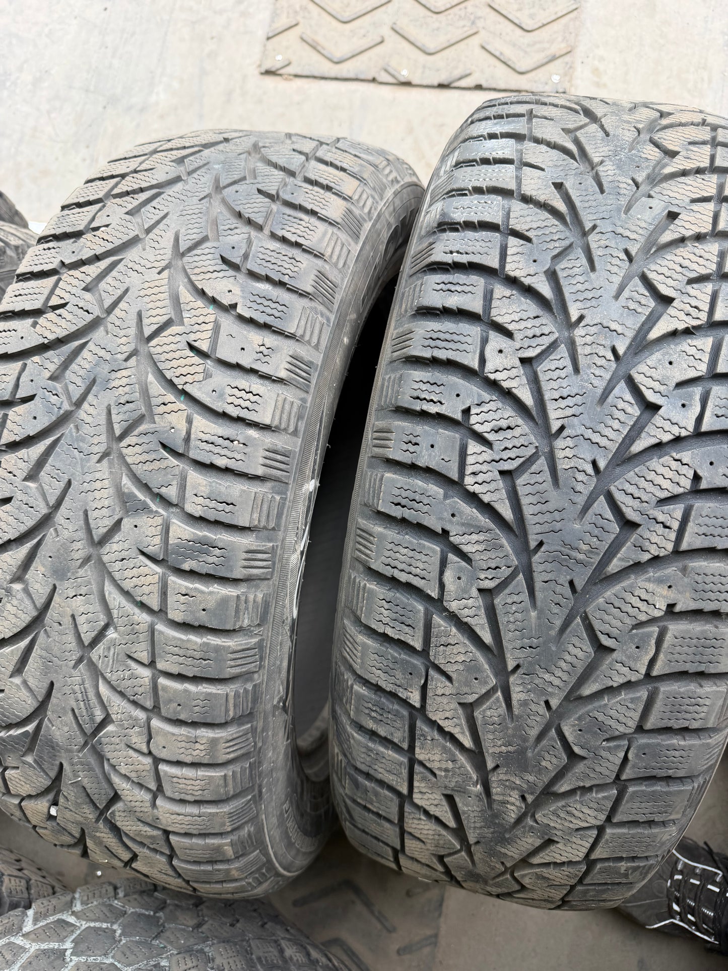 2 pneus d hiver 225/60r17 toyo en tres bon état