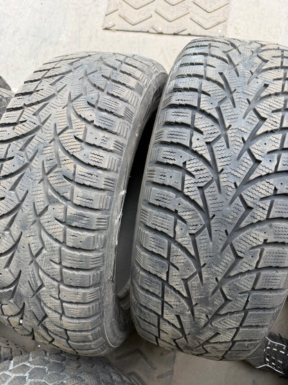 2 pneus d hiver 225/60r17 toyo en tres bon état