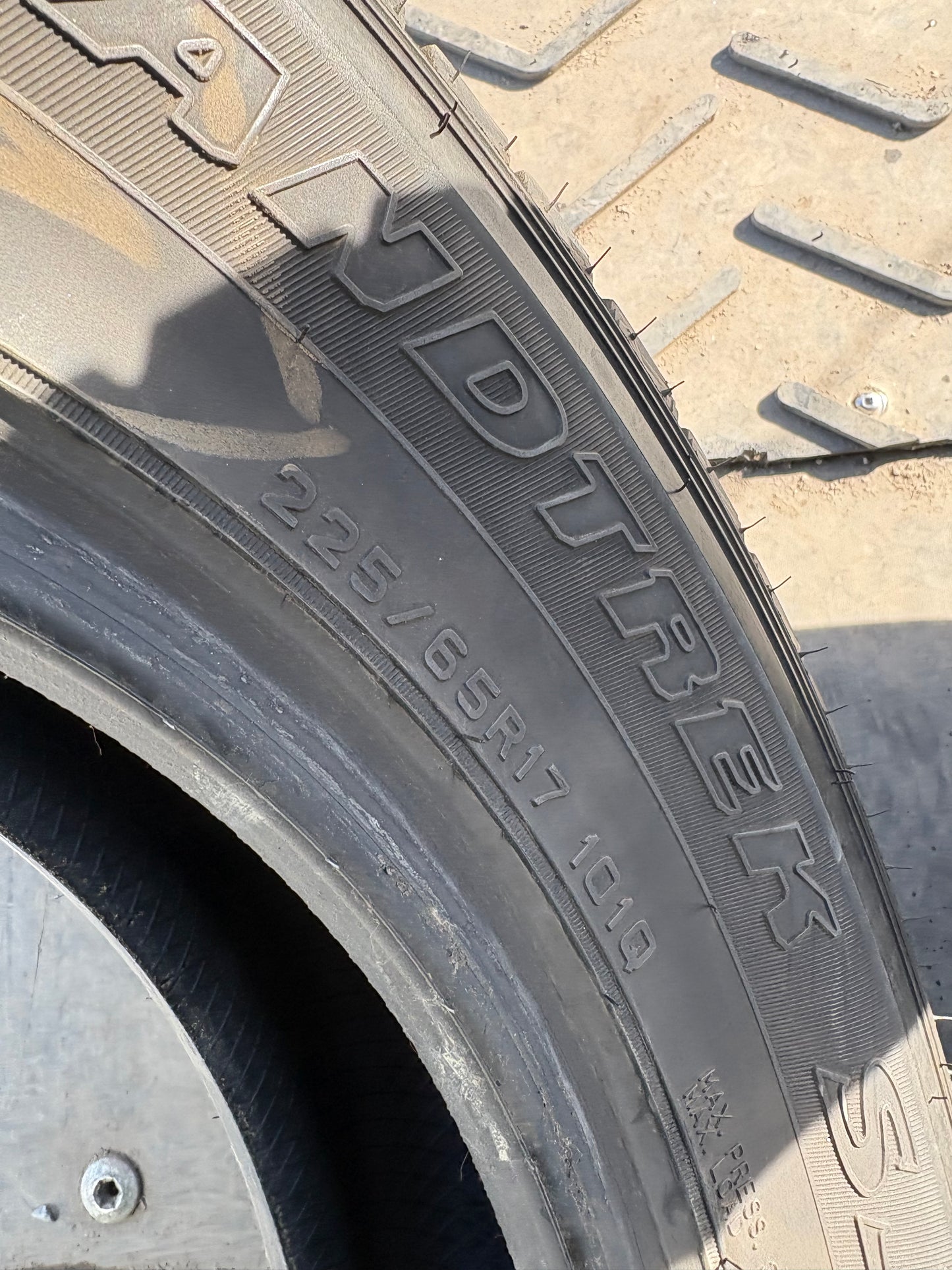 2 pneus d hiver 225/65r17 dunlop en bon etat