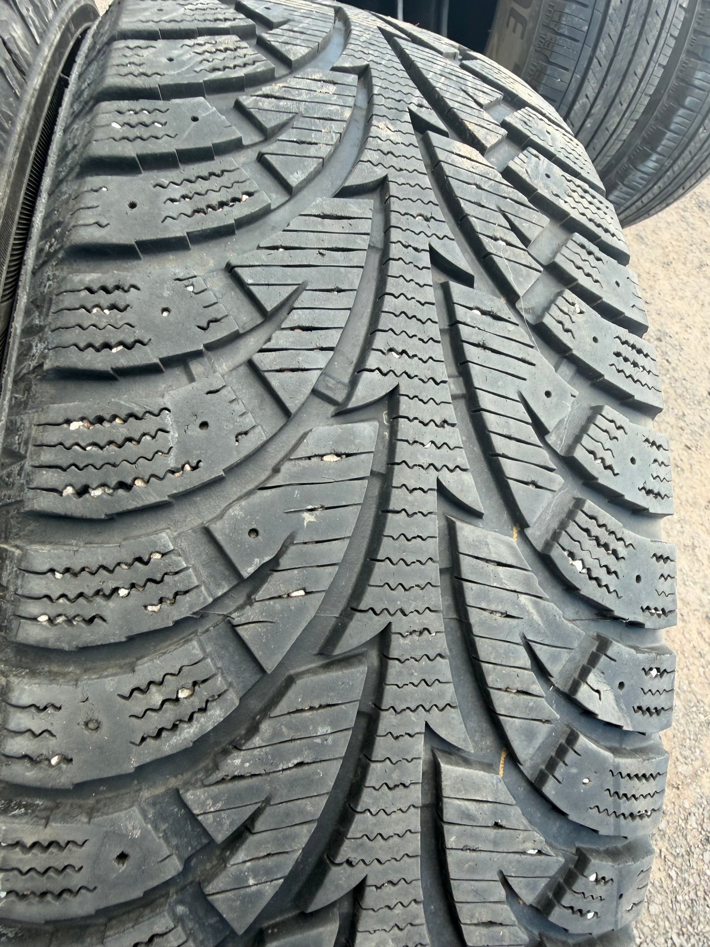 2 pneus d hiver 225/60r17 hankook en bon état
