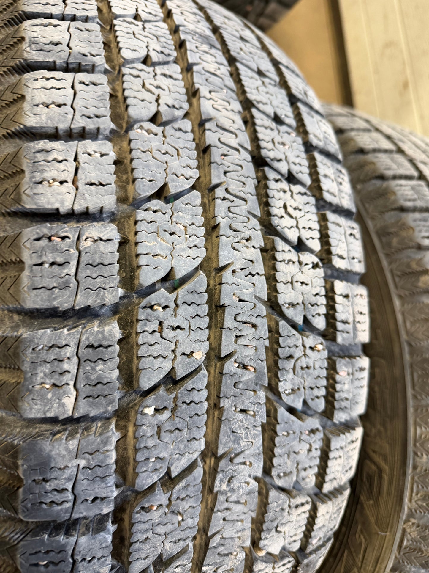 4 pneus d hiver 205/55r16 toyo a l etat neuf