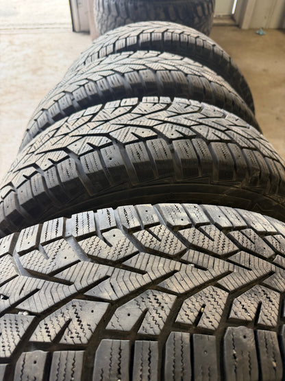 4 pneus d hiver 215/70r16 general en tres bon état