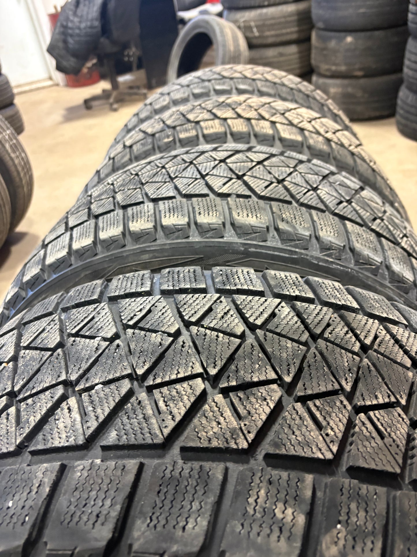 4 pneus d hiver 275/45r20 bridgestone en très bon état