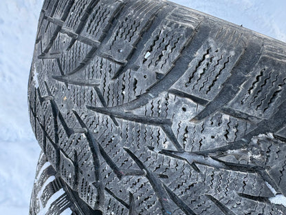 2 pneus d hiver 215/55r17 toyo en bon état