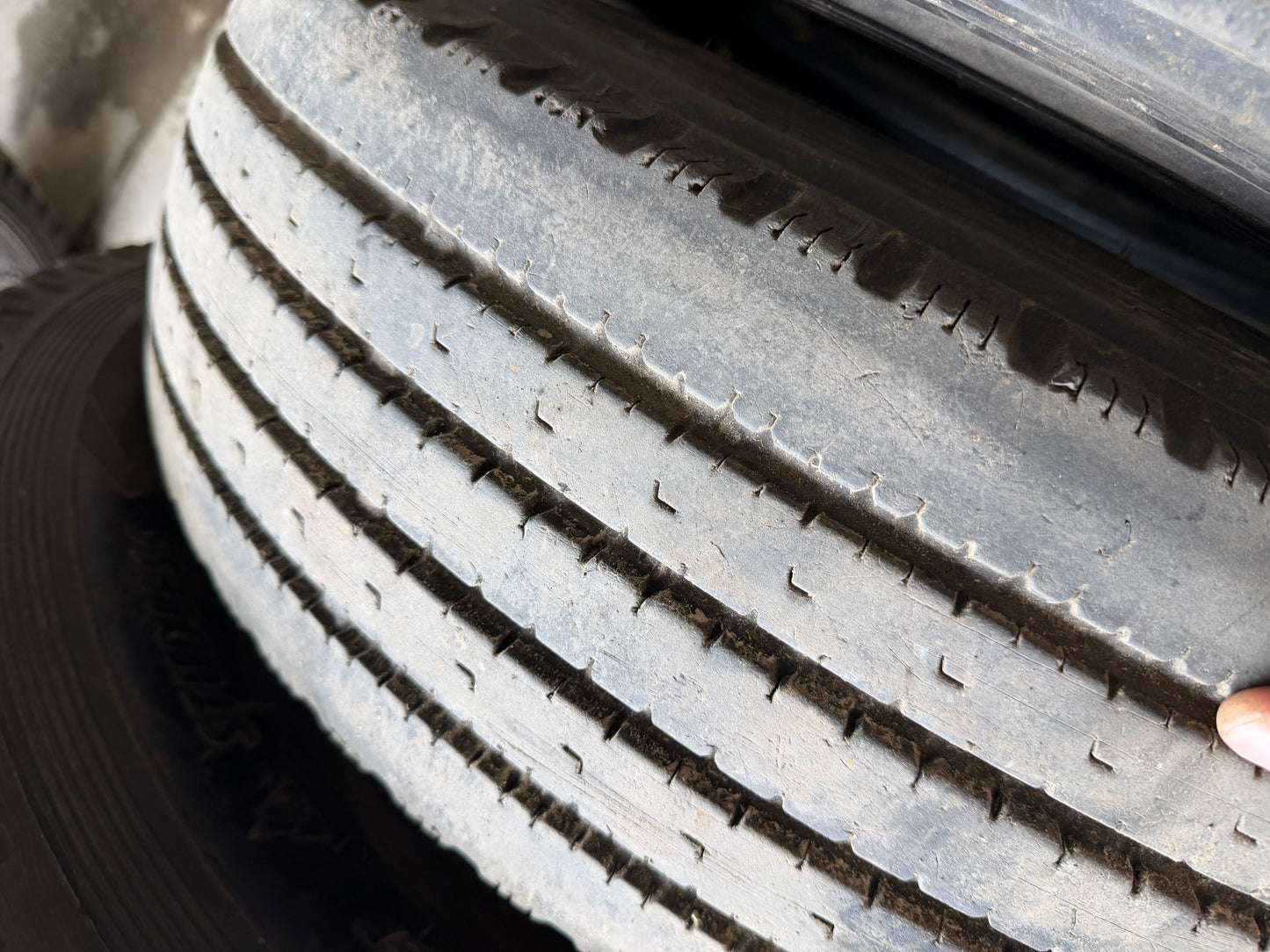 2 pneus d ete lt 215/85r16 Bridgestone 10 plies en tres bon état