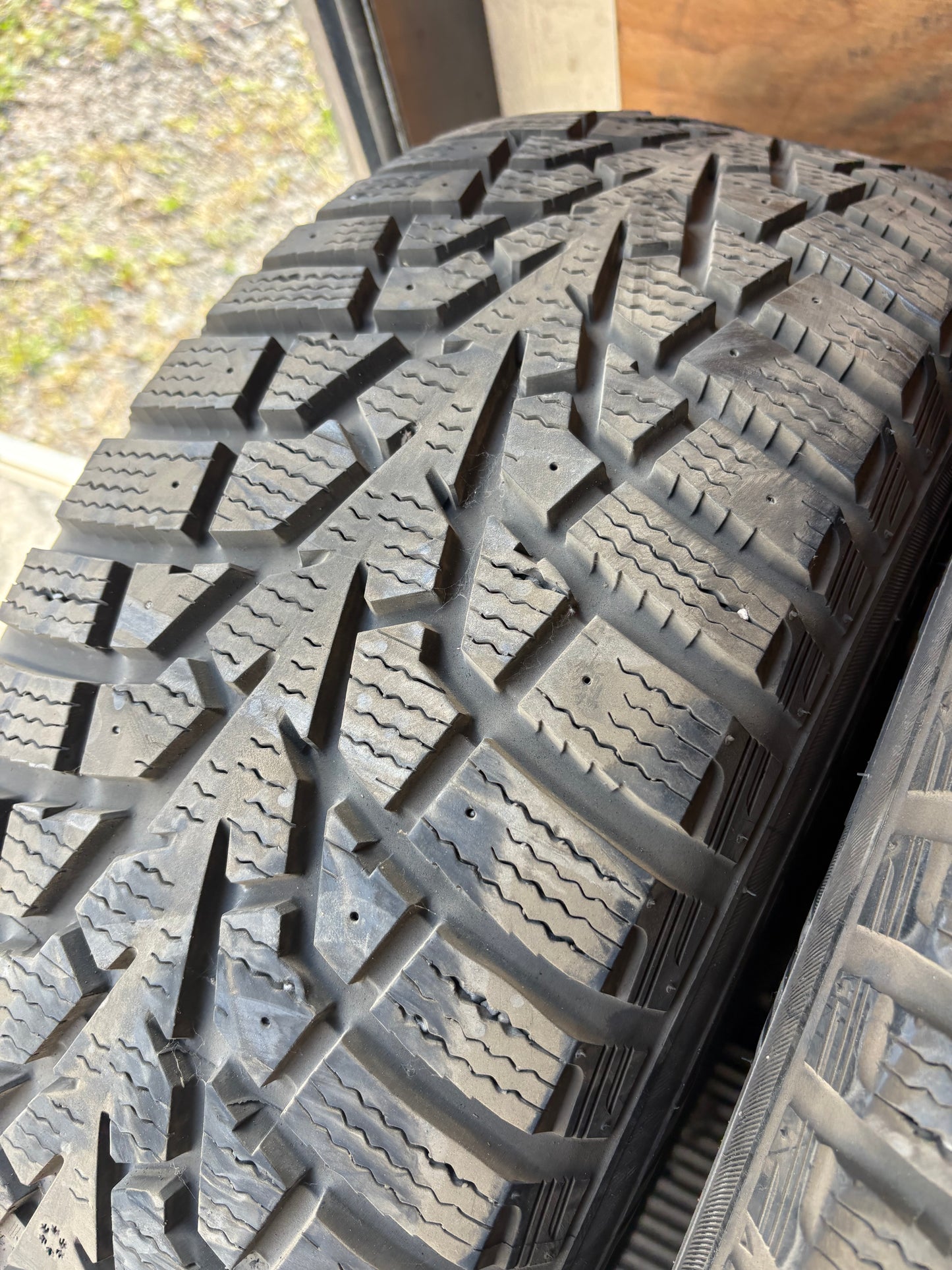 2 pneus d hiver 225/60r16 maxxis a l état neuf