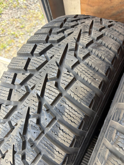 2 pneus d hiver 225/60r16 maxxis a l état neuf