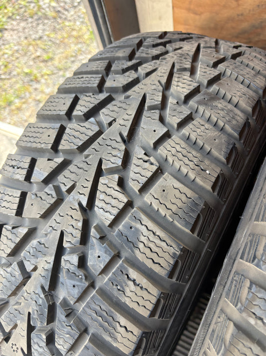 2 pneus d hiver 225/60r16 maxxis a l état neuf