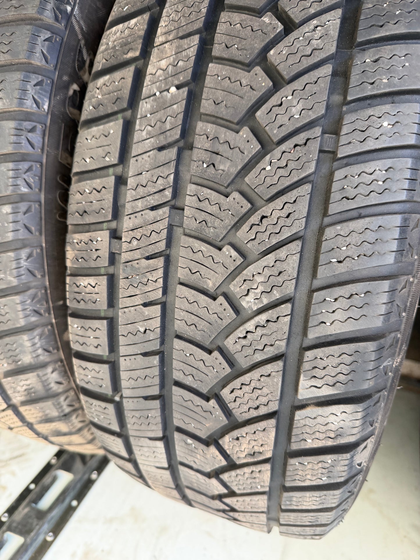 2 pneus d hiver 205/55r17 ovation en bon état