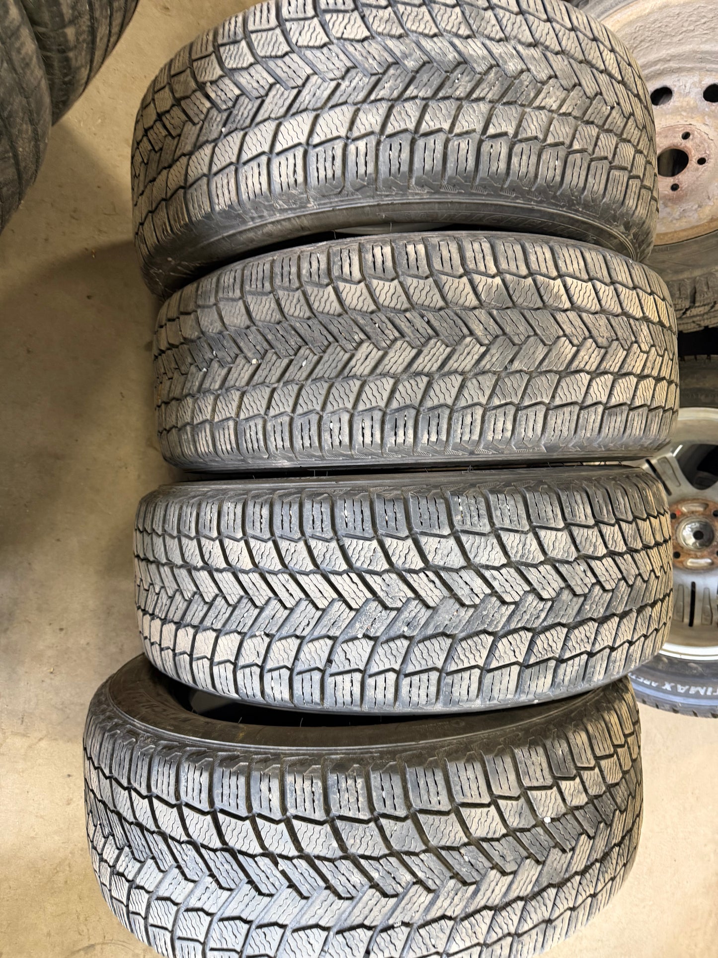 4 pneus d hiver 225/55r17 michelin en bon état