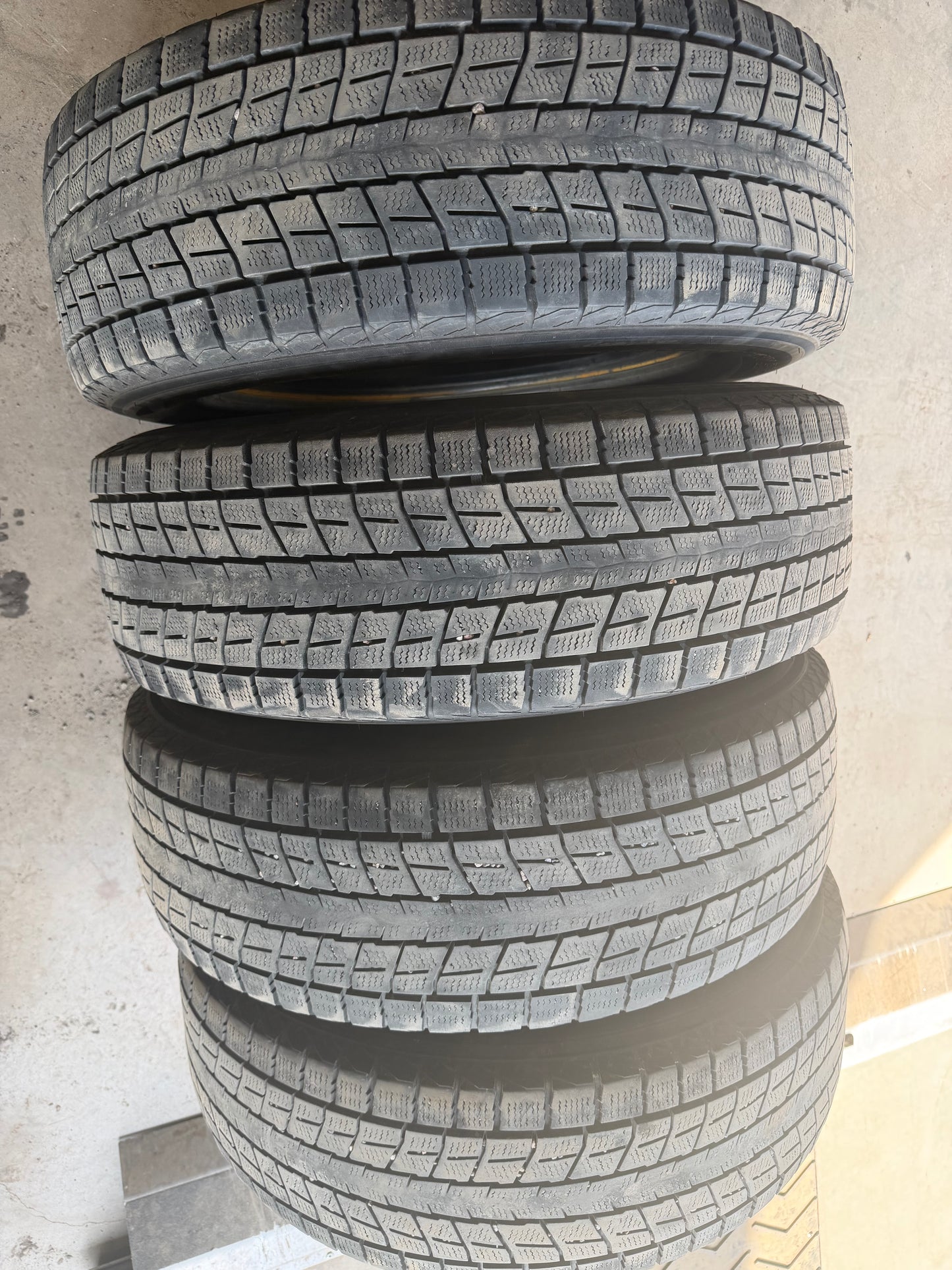 4 pneus d hiver 235/65r17 dunlop en bon état