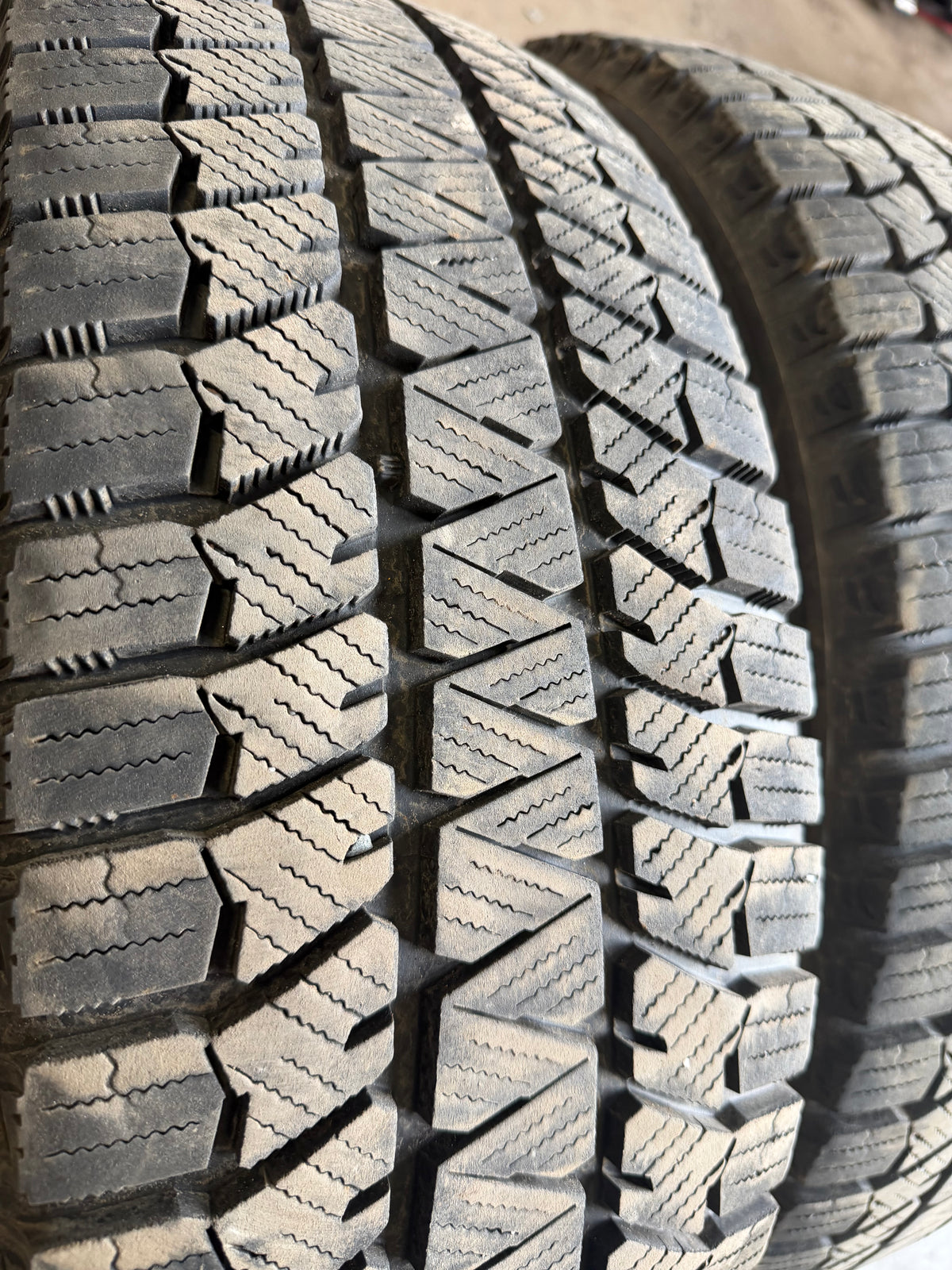 4 pneus d hiver 225/65r17 bridgestone en tres bon état