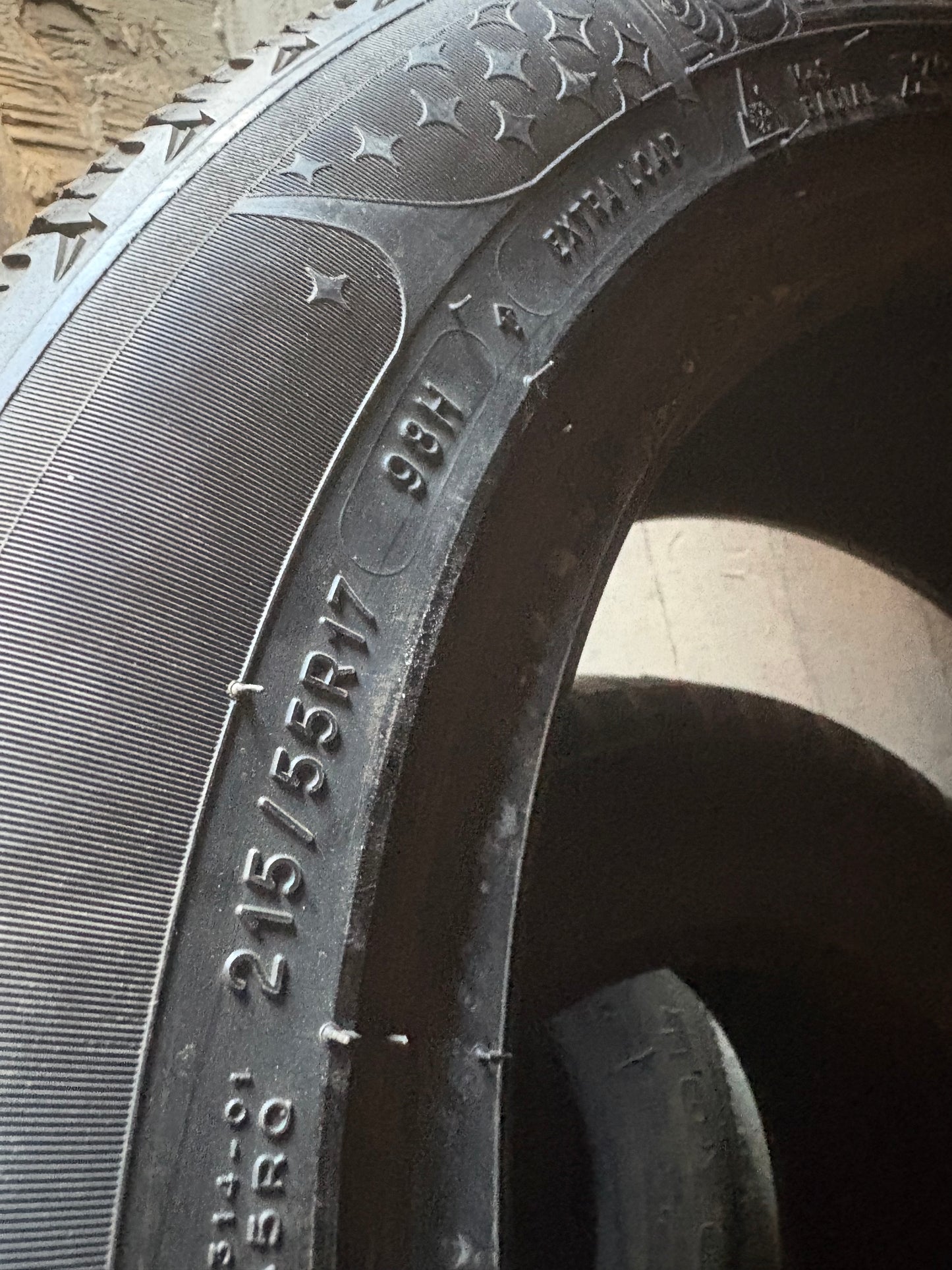 1 pneu d hiver 215/55r17 michelin en tres bon état