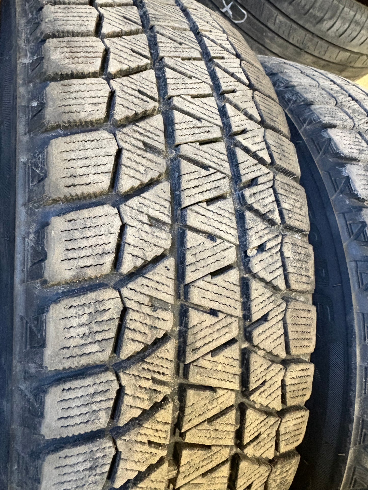 4 pneus d hiver 175/65r15 bridgestone en tres bon état
