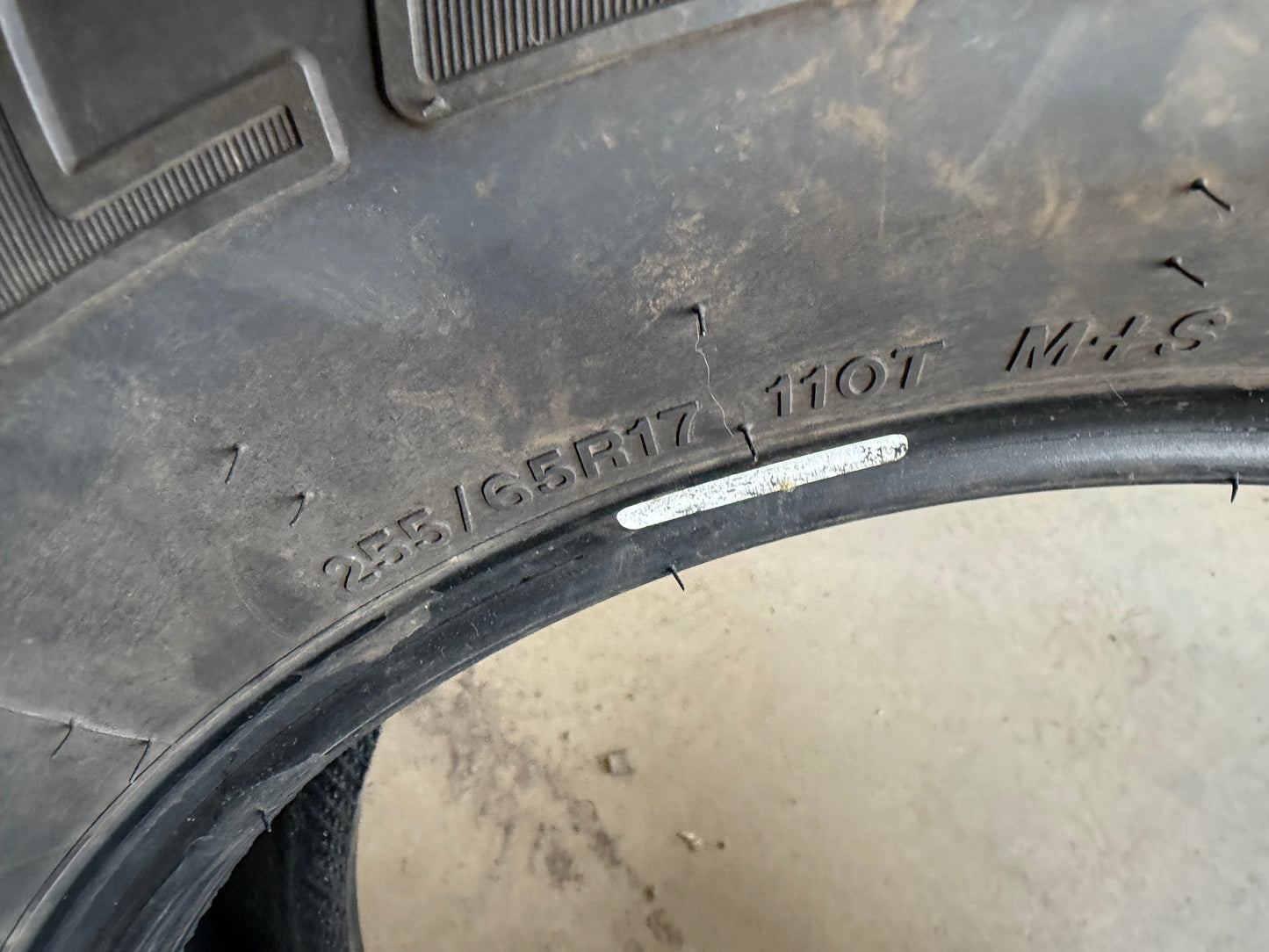 1 pneu d ete 255/65r17 Bridgestone a l etat neuf