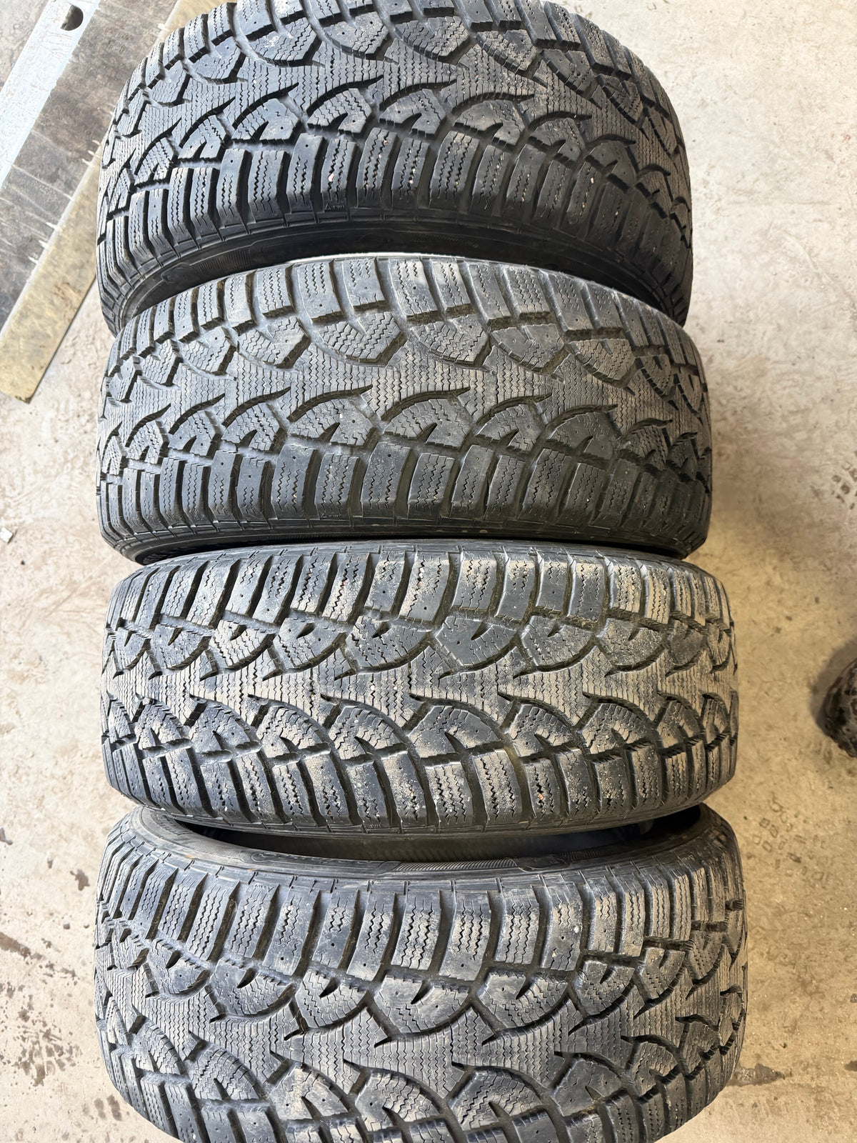 4 pneus d hiver 205/55r16 points s en tres bon état