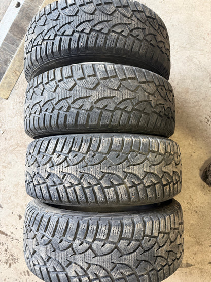 4 pneus d hiver 205/55r16 points s en tres bon état