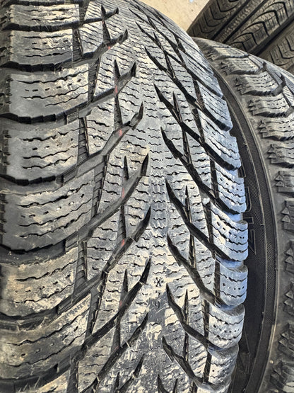 4 pneus d hiver 215/65r17 nokian en bon état