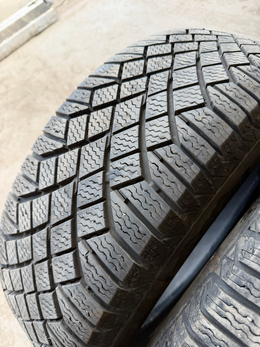 4 pneus d hiver 225/60r17 continental a l etat neuf